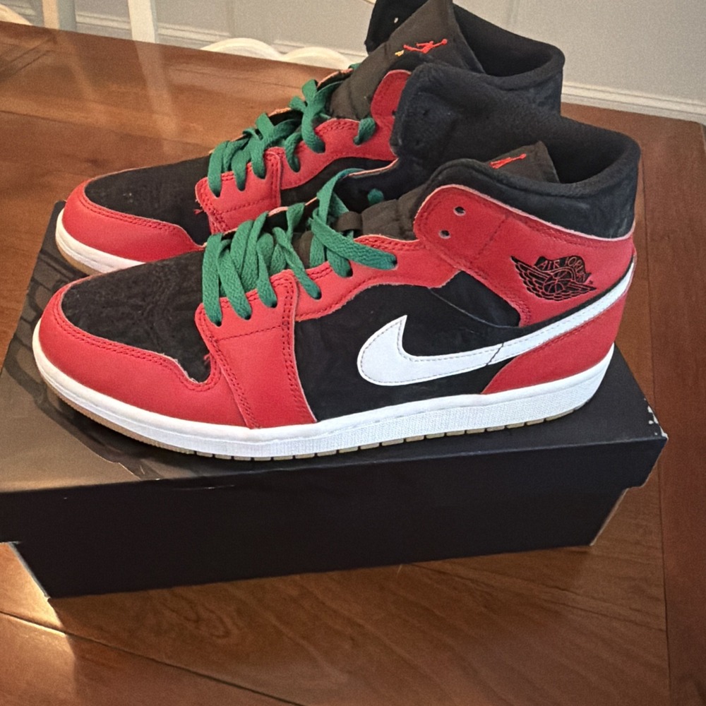 Air Jordan Mid SE, Christmas Edition, Extra Laces Included - Picture 3 of 9